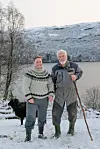 Rakel og far hennar, Terje. Rakel er fjerde generasjon som driv garden. Då Terje tok over, var det både ku, geit, sau, svin og høns på garden.
