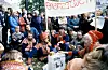 Samar frå Masi slo leir og sveltestreika utanfor Stortinget i protest mot utbygging av Alta-Kautokeino-vassdraget i 1979. Berge Furre (SV) besøkjer samane.