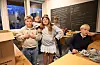 Ansvarleg for loddsalet var lærar for 6. og 7. klasse, Sivert Johan Berg, gøymd bak nokre av elevane sine. Frå venstre: Ole Neset Enerstvedt (12), Sina Elise Nerland (11). Mellom dei står Edith Halleraker (11), og til høgre sitt 6.klassingen Olai Haaversen (11). Bak til høgre Jacob Sæ Helland (12) år. Foto: Elisabeth Hauge Bakke
