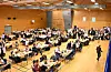 Vigdartun ble fyllt med folk, noen kjøpte seg en pølse i kiosken, mens andre var opptatt med å mingle. Foto: Morten Vågset Møller
