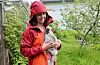 Karin Weslien og familien har høner. Dei er kjelde til egg.