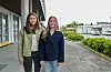 Julianne Rommetveit og Jenny Haldin fikk en smakebit på ordførerens hverdag – fra taler på sparket til Teams-møter og kommunepolitikk på nært hold. Nå er de tilbake på skolebenken, og må nok vente noen år før de kan utfordre André Mundal Haukås om ordførerkjedet. Foto: Morten Vågset Møller