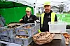 Benedikte og Jon Bergmål frå Bergmål Gård på Tveita i Sveio selde mellom anna mange kilo poteter på marknaden. Jon Bergmål er nestleiar i Sveio Bonde- og Småbrukarlag. Foto Elisabeth Hauge Bakke