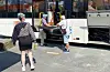 Einar Halleland (t.v.) og Jan Enerstvedt frå pårørandeforeninga hjelper passasjerar om bord i bussen.