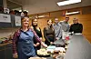 Fleire frå vaksenopplæringa i Førde hadde ansvaret med å selja mykje god heimebakst. Frå venstre: Olga, Oksana, Daryna, Mykhailo, Oleksandr, og endå ein med namnet Mykhailo. Foto: Elisabeth Hauge Bakke
