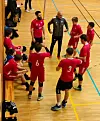 Timeout. Spelarane lyttar nøye til trenar Ole Johan Sveen sine råd.