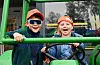 – Dette er kjempegøy, ropa dei høgt i kor! Johannes Engeset Johnsen (6) frå Hinna utanfor Stavanger og Olivia Økland (5) frå Auklandshamn var to av mange born som ville sitja i den grøne veterantraktoren. Foto Elisabeth Hauge Bakke