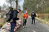 Ungdomar på veg opp til Emberlandsnipen med brensel.