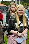 To av dei unge representantane frå Lid 4H som sytte for at store og små fekk ta del i ulike aktivitetar på marknaden. Julie Lønning (11) forsøker å stå heilt stille medan Frida G.Søvik (13) nyttar ryggen hennar som skrivebord. Foto Elisabeth Hauge Bakke
