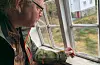Jostein Kjærandsen demonstrerer korleis han fangar insekta med ein aspirator.FOTO: TORSTEIN TYSVÆR NYMOEN