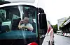 Det er ein luksus å reise på ferie med uniformert sjåfør – som til dømes ein bussjåfør, meiner Odd Steinar Åfar Viseth.