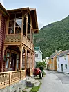 Gamle Lærdalsøyri har trehus heilt attende til 1700-talet. Det gjer at Einemo knapt har flytta ein spiker i sjølve hotellfasaden.