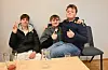 Denne smilande og nøgde kameratgjengen hadde sett seg innandørs i Soknehuset for å ta ein pause frå regnvêret utanfor. Frå venstre Ivar Lae Pedersen (15), Bjørn Breistig 15 år og 4H-representant, og til høgre Victor Hinderlid (14). Foto Elisabeth Hauge Bakke