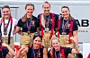 NM-vinnarane i lag i svarte T-skjorter. Ståande: Maria Louise Brynjelsen (Aksdal), Siren Myhre Rossebø og Åshild Haugsgjerd (Sveio). På kne: Ann Marit Bjørnstad (Rakkestad brannvesen) og Hilde Gjendahl (Lofoten Brann og redning).