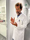 – Før hadde me fokus på kva for bakteriar hjå dyr som kan gje sjukdom på menneske, og brukte antibiotika som også drap alt av gode bakteriar. Det har skapt problem i ein storleik me truleg enno ikkje forstår, seier professor Henning Sørum.