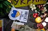 Ukrain får mykje støtte, her i form av blomar utanfor den ukrainske ambassaden. Men Redd Barna melder også om at barn og ungdom med russiske foreldre eller russisk opphav opplever å bli hetsa på grunn av krigen. Foto: Javad Parsa / NTB / NPK