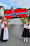 Glimt frå feiringa på Pederstunet i Sveio sentrum.Miley og Tiril ventar på toget (korpset og drillen) med årets Pederstunfane laga av familien Spilde.