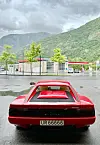 Ferrari Testarossa'en utanfor lakkeringsverkstaden osar Miami Vice-nostalgi. Og ja, den lokale Esso-stasjonen sel mykje 98-oktan!