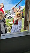 Glimt frå feiringa på Pederstunet i Sveio sentrum.Tiril håpar på napp i fiskedammen.