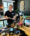 Johannes Einemo gjer alt. Men om han skal vera ærleg, likar han betre å byggje og skru enn å drive hotell.