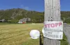 Protestar mot det planlagte vindkraftverket på Haramsøy i 2020.