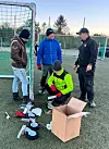 Dugnadsleiar Rolf Kristian Aase (t.h.) forklarar korleis nye hjul skal skruast på måla. Foto: Privat