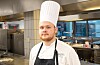 Filip Meszynski lærte matlaging hos farmor. No siktar han mot læreplass i eit ambisiøst miljø. Foto: Einar Vestvik