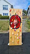 Glimt frå feiringa på Pederstunet i Sveio sentrum.Daniel Spilde stiller som blink i svampekastkonkurransen.