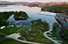 Bildet viser tre av fire bedrifter på Fjon som ser fram til vatnet kjem. Det er Rørsle, Base Camp Ålfjorden og Fjon Bruk.