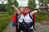 Superwomen Bente K. Årvik og Ingunn T. Rydningen klare for avgang. Dei heldt baktroppen nesten heile løypa i tilfelle nokon skulle trenga litt hjelp av deira superkrefter.