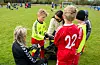 Etter å ha fått isa låret litt, ville Sveio-keeper Tobias Tjoflot Lysen på bana igjen. Dermed blei det lynrask tilbakebytting av keeper. Her får han hjelp med hanskane av hjelpetrenar Tina Risanger og mor Marit Tjoflot. Sveio (gule overtrekk) – Vard gutar 8 år. FOTO: ELLEN MARIE HAGEVIK
