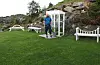 Vidar Fylkesnes har lagt sin elsk på bruer, som han kopierer og utviklar etter eige design. Her heime i hagen med tre av sine heimesnekra hagebenker, frå venstre Stordbru, Risøybrua og Karmsund bru.