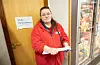 Åse Marie Økland felte ei tåre då butikken stengde. Biletet er teke kort tid etter siste kunde har gått ut.FOTO: THOMAS VALLESTAD DRAGESET