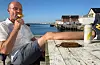Odd Steinar Åfar Viseth tek ein pust i bakken i Vardø på ei av dei mange reisene sine.