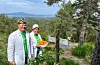 Dr. Hamre og dr. Løvvik står for utdeling av appelsiner.