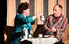 Det vart ein heftig samtale ved frukostbordet då Julius Siebel (Rune Hjelmeseter) forsøkte å svara fru Regine (Ingvild Svendsbø) på kor den den søte handveska kom frå. Foto: Elisabeth Hauge Bakke