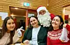 Julenisse Rune Hjelmeseter helser på (f.v.) Ingrid Andrea, Marilena og Christiana Kvalvåg Panayiotou. Foto: Privat
