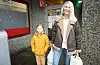 Annbjørg Kvestad og Leah Bårdsen var nokre av dei aller siste kundane på nærbutikken.FOTO: THOMAS VALLESTAD DRAGESET