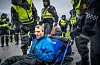 Aksjonistar lenkja seg fast med kjetting for å stanse etableringa av gruveprosjektet. Nordic Mining har fått konsesjon til å deponere 250 millionar tonn gruveavfall i Førdefjorden.