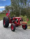 Etter mange veker med mekking og gnikking for å få traktoren klar til 17. mai, så kom den ikkje lengre enn til Vågedalen???? Litt motoriske problemer????. Godt me hadde fleire traktorar og velge mellom så tog blei det. Traktoreigar er Nicolai Våge.