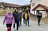 Urd Ekkje Hjelmeseter (t.v), Asle G. Halleraker, Lars Reiersen, Martha Reiersen, Inger Emilie Kvalvåg Panayiotou og Lars Enar Hollund er samde om at Lid skule kan egne seg som mottak for ukrainske flyktningar.FOTO: TORSTEIN TYSVÆR NYMOEN