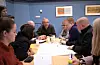 Sp-politkaren Arne Valen frå Sveio (ved enden av bordet) er skeptisk til planane om firefelts E39 gjennom kommunen. Det vil gå for hardt ut over naturen og jordvernet, meiner han. FOTO: EINAR VESTVIK