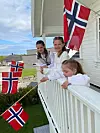Mathea, Vilja og Frida A. Håheim er klare for å sjå traktorkortesje fra balkongen ????????