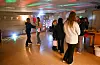 Musikk og litt dans medan jentene venta på å bli servert pizzaboller, brus og iskrem av Linda Sæverhagen og Vibeke Helgesen, to av dei tre frivillige frå Førde Ungdomslag. Foto: Elisabeth Hauge Bakke