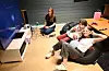 I eit anna rom fann me den tredje leiaren for arrangementet denne kvelden, Anette Nerland. Frå saccosekken følgde 5. og 6. klassingane Edith og Linden med på om Anette makta å finna ut av eit teknisk problem. Foto: Elisabeth Hauge Bakke