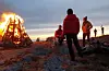 Vardebrenninga var live frå fleire toppar i Sveio søndag kveld, her frå Emberlandsnipen.