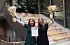 Ester Marie Stornes Espeset (t.v.) og Ingrid Øritsland Våge jublar over prisen dei mottok i Stavanger.