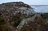 Ryvarden kulturfyr ligg på eit nes. I eigedomsgrensa går ein steingard til sjøen på begge sider. Restaurering av steingarden i plassen for nytt gjerde blei vurdet av fagfolk, men kostanaden blei for stor til at ein kunne gå for denne løysninga. Foto retning sør.