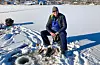 Ein treng ikkje reisa langt for store naturopplevingar. Her Sjur Lothe på isfiske i Ålfjorden. Foto: Privat