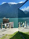Utanlandske turistar har oppdaga gleda ved å ta badstove i naturskjønne omgivnader, ifølgje Harald Otterstad. Her er ei badstove i Fjærland i Sogn.